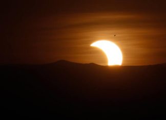Un eclipse anular de Sol o «anillo de fuego» atrae a miles de personas en Asia
