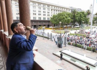 Maradona visita a Fernández y levanta una réplica de la Copa del Mundo