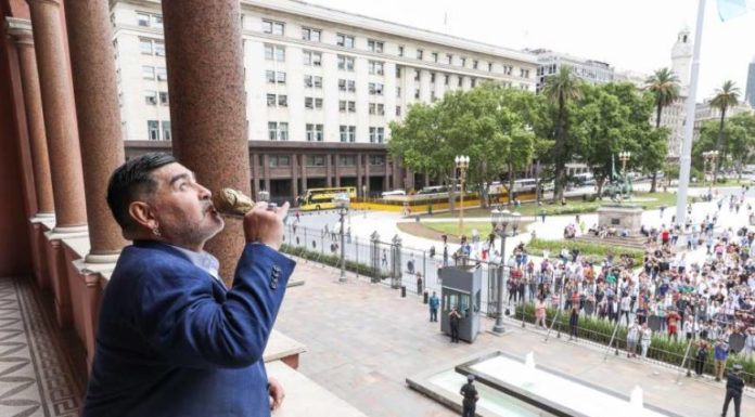 Maradona visita a Fernández y levanta una réplica de la Copa del Mundo