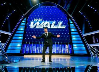 El presentador mexicano Marco Antonio Regil al frente de un «muro muy bueno»