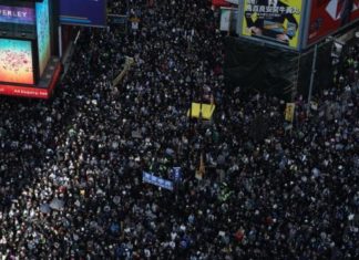 La marea negra vuelve a tomar las calles de Hong Kong