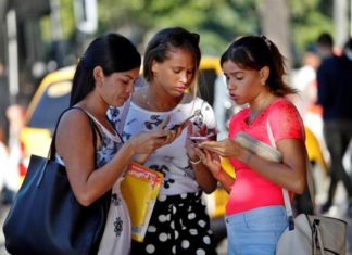 Despertar ciudadano y Gobierno en Twitter: un año de internet móvil en Cuba