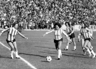 Folclóricas y finolis: el fútbol femenino en la Navidad de otro siglo