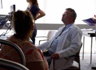 Por Navidad iglesia de Los Ángeles paga cuentas médicas de 5.500 pacientes