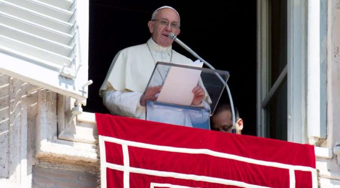 El papa reprende a los niños que usan el móvil mientras comen con la familia