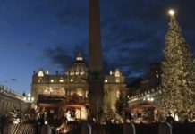 El Vaticano inaugura su Belén y enciende su árbol de Navidad