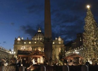El Vaticano inaugura su Belén y enciende su árbol de Navidad