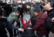 La Policía dispersa una marcha de mujeres que cantaba «Un violador en tu camino» en Estambul