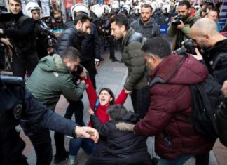 La Policía dispersa una marcha de mujeres que cantaba «Un violador en tu camino» en Estambul