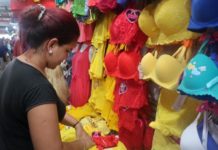 Limpias, dinero y correr con maletas, entre cábalas de prosperidad en Ecuador