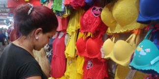 Limpias, dinero y correr con maletas, entre cábalas de prosperidad en Ecuador