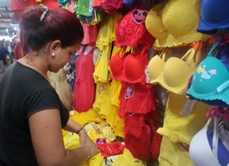 Limpias, dinero y correr con maletas, entre cábalas de prosperidad en Ecuador