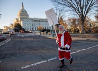 Papá Noel y un trumpista solitario, las manifestaciones del «impeachment»