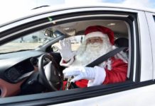 Santa Claus taxista recolecta juguetes para niños pobres en México