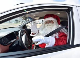 Santa Claus taxista recolecta juguetes para niños pobres en México