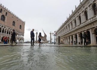 Temporal inunda de nuevo Venecia y muere un conductor en el norte de Italia