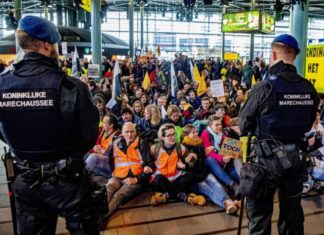 La Policía desaloja a cientos de activistas climáticos del aeropuerto de Ámsterdam