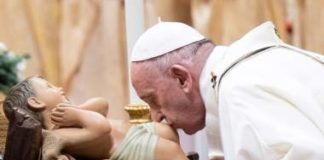 El papa afirmó que Dios ama a cada hombre, incluso al peor, en misa del Gallo