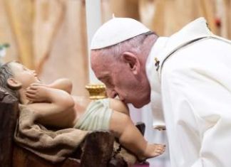 El papa afirmó que Dios ama a cada hombre, incluso al peor, en misa del Gallo