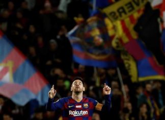 Messi logra un nuevo triplete y arrebata el liderato a Benzema