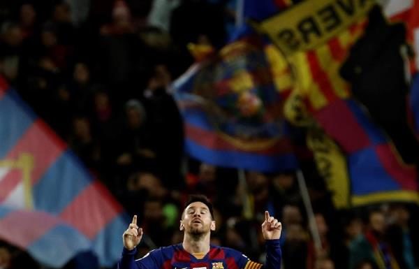 Messi logra un nuevo triplete y arrebata el liderato a Benzema