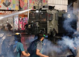 La Policía chilena niega que el agua lanzada contra los manifestantes lleve tóxicos