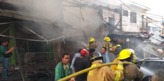 Incendio consume varios puestos en mercado Galindo de la capital