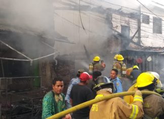 Incendio consume varios puestos en mercado Galindo de la capital