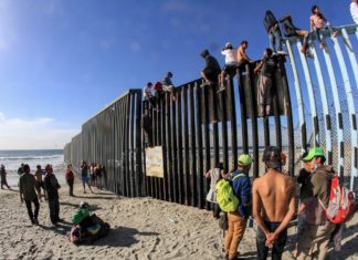 El muro fronterizo entre EE.UU.-México, punto de encuentro navideño