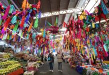 Vendedores de piñatas luchan por mantener tradición de las posadas en México
