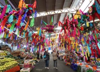 Vendedores de piñatas luchan por mantener tradición de las posadas en México