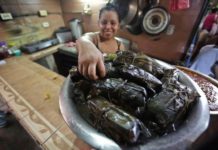 El nacatamal, comida tradicional y opción económica de hondureños en Navidad