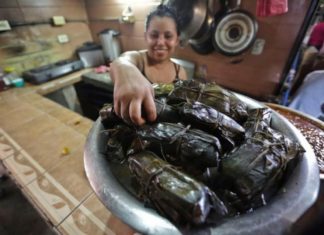 El nacatamal, comida tradicional y opción económica de hondureños en Navidad