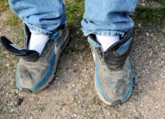 Caminar con zapatillas sin cordones, símbolo del sufrimiento del migrante