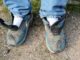 Caminar con zapatillas sin cordones, símbolo del sufrimiento del migrante