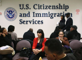 Más de 50 alcaldes piden fin al plan de alzas de trámites migratorios en EEUU