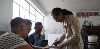 Tímida ilusión y escaso interés en Perú para renovar a su disuelto Parlamento