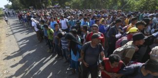 México frena caravana migrantes y muchos anticipan su final