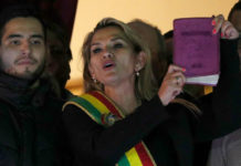 Añez pide la renuncia de sus ministros en vísperas del registro de candidatos