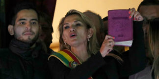 Añez pide la renuncia de sus ministros en vísperas del registro de candidatos