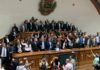 Guaidó y diputados opositores ingresan por la fuerza al Parlamento venezolano