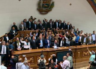 Guaidó y diputados opositores ingresan por la fuerza al Parlamento venezolano