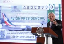 López Obrador muestra diseño de billete para sorteo de avión presidencial