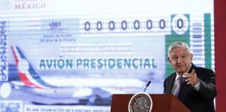 López Obrador muestra diseño de billete para sorteo de avión presidencial