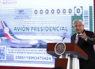 López Obrador muestra diseño de billete para sorteo de avión presidencial