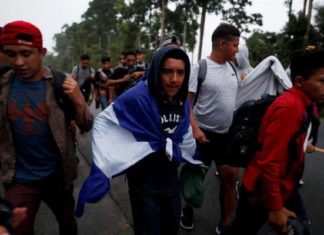 Más de 1.000 inmigrantes hondureños cruzan hacia Guatemala rumbo a EE.UU.