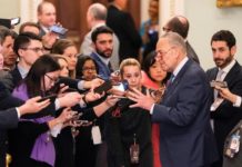 Montañas de papel, agua y ayuno electrónico, el juicio a Trump en el Senado