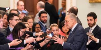 Montañas de papel, agua y ayuno electrónico, el juicio a Trump en el Senado