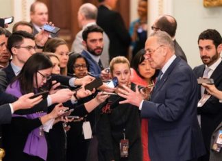 Montañas de papel, agua y ayuno electrónico, el juicio a Trump en el Senado