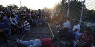 Nuevos miembros de caravana migrante se agolpan en frontera Guatemala-México